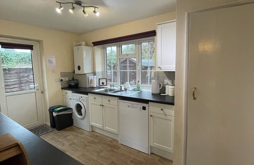 Wheatley House | Charming 3 Bed Bungalow with parking