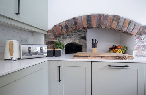 Gilwern Cottage | Charming 3-Bed Cottage by the River Usk