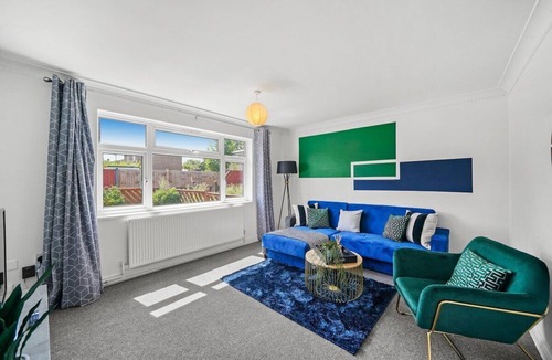 Peterborough House | Charming 3 Bed House in Peterborough with Parking