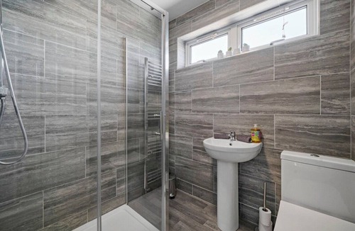 Peterborough House | Charming 3 Bed House in Peterborough with Parking