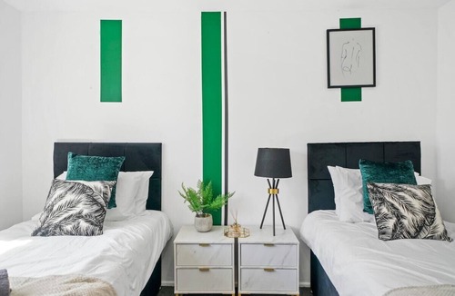 Peterborough House | Charming 3 Bed House in Peterborough with Parking