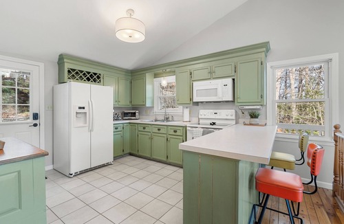 Holland House | Charming 3-bed Lakehouse with Deck and Beach