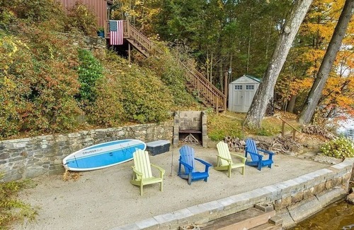 Holland House | Charming 3-bed Lakehouse with Deck and Beach