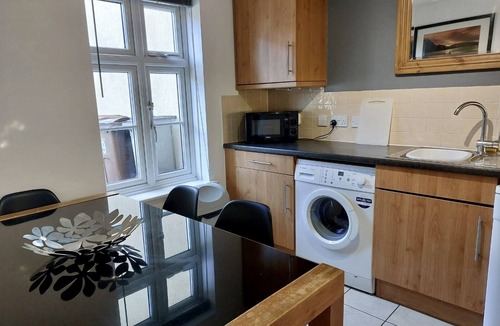 Solihull House | Charming 3-Bed Retreat.Solihull:HS2,NEC,Airport,Wi-Fi, Parking. Pet-Friendly
