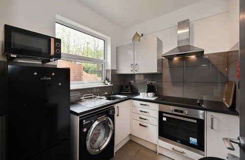 Croham Apartment | Charming 3 bedroom maisonette with garden, free parking, Gatwick 30 mins drive