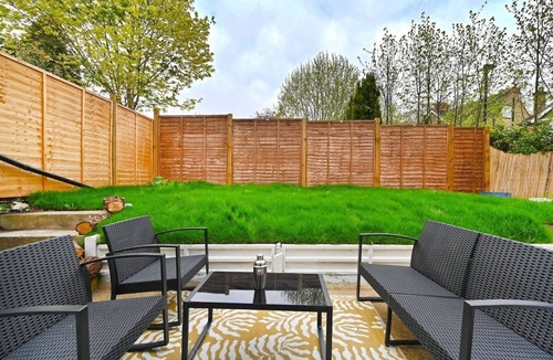 Croham Apartment | Charming 3 bedroom maisonette with garden, free parking, Gatwick 30 mins drive