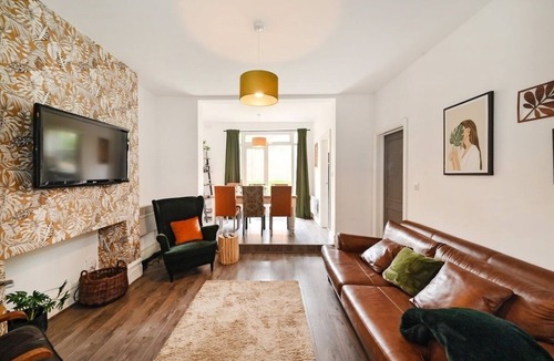 Croham Apartment | Charming 3 bedroom maisonette with garden, free parking, Gatwick 30 mins drive