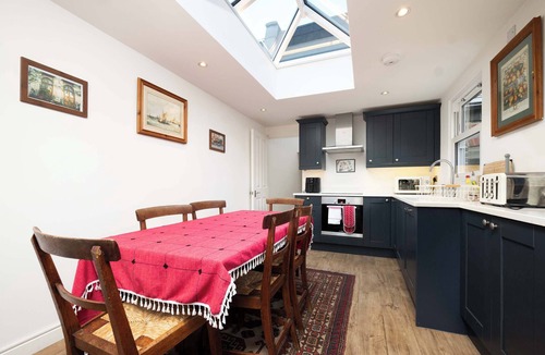 Askew Apartment | Charming 3-Bedroom Flat in Prime Location