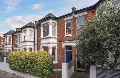 Askew Apartment | Charming 3-Bedroom Flat in Prime Location