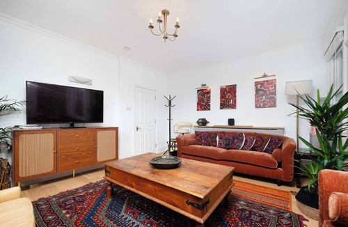 Askew Apartment | Charming 3-Bedroom Flat in Prime Location