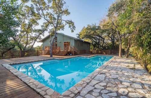 Spiller Hill Cabin | Charming 3-bedroom cabin with WiFi, AC in wonderful West Lake Hills