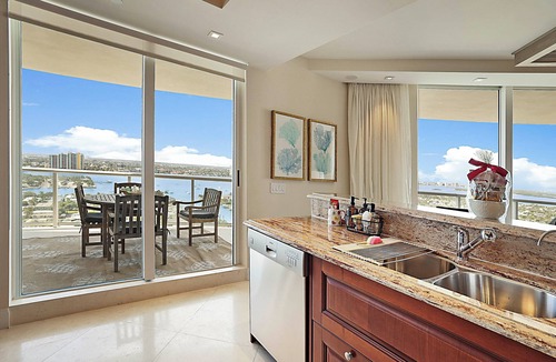 Singer Island Condo | Charming 3-bedroom condo