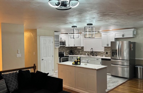 Virginia Beach House | Charming 3-bedroom upstairs unit apartment with WiFi and AC in Virginia Beach!
