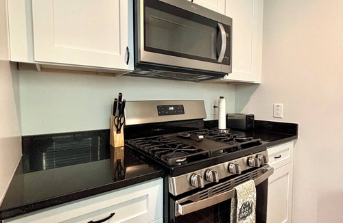 Georgian Acres House | Charming 3-Bedroom,1-Bath Cozy Getaway with Modern Comforts and a Welcoming Vibe