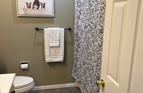 Lafayette Square Apartment | Charming 3-bedroom apartment with AC in lively St. Louis