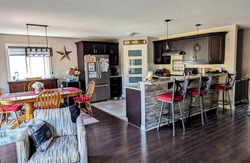Beachville House | Charming 3-bedroom bungalow in Ingersoll. Perfect for extended stay!