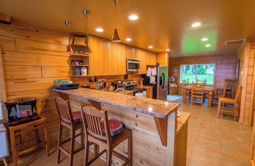Everett Cabin | Charming 3-bedroom cabin in peaceful Hat Island getaway