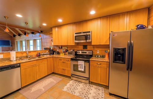 Everett Cabin | Charming 3-bedroom cabin in peaceful Hat Island getaway