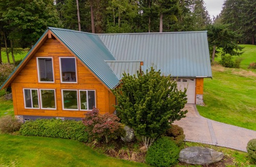 Everett Cabin | Charming 3-bedroom cabin in peaceful Hat Island getaway