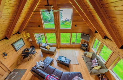 Everett Cabin | Charming 3-bedroom cabin in peaceful Hat Island getaway
