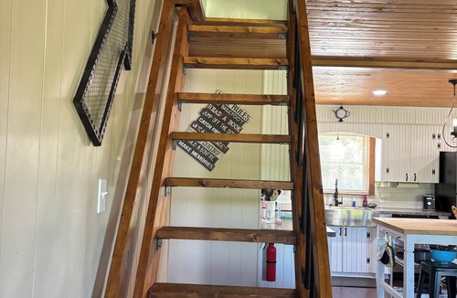 Waterloo Cabin | Charming 3-bedroom cabin in tranquil Waterloo "Doc Holiday"