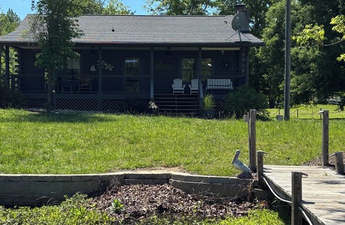 Waterloo Cabin | Charming 3-bedroom cabin in tranquil Waterloo "Doc Holiday"