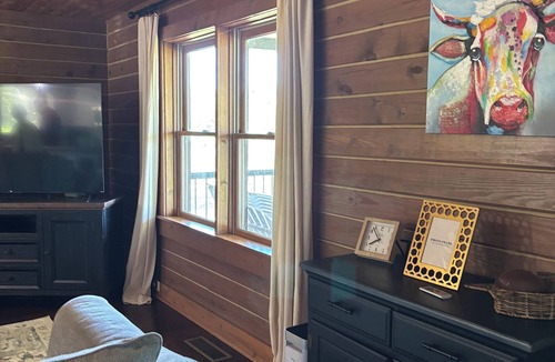 Waterloo Cabin | Charming 3-bedroom cabin in tranquil Waterloo "Doc Holiday"