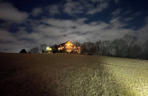 Piper Gap Cabin | Charming 3-bedroom cabin in Woodlawn with WiFi and AC