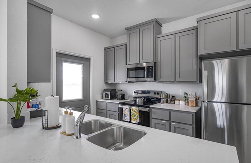 Temple House | Charming 3-Bedroom Close to Hospital and Power Plant, Workspaces, Fenced Yard