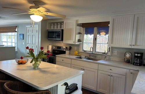 Freeport Cottage | Charming 3-bedroom cottage on the water with private dock in Freeport