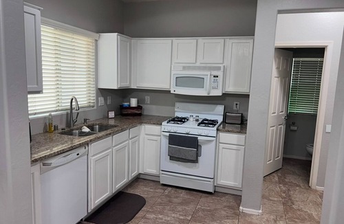 Palm Valley Cottage | Charming 3-bedroom cottage with AC and WiFi in Goodyear