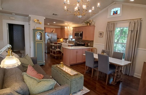 McKinney Cottage | Charming 3-bedroom cottage in Historic McKinney, three blocks from the square.