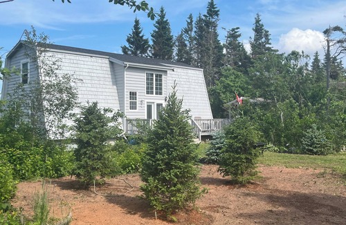 Morell Cottage | Charming 3-bedroom cottage steps from picturesque Lakeside Beach