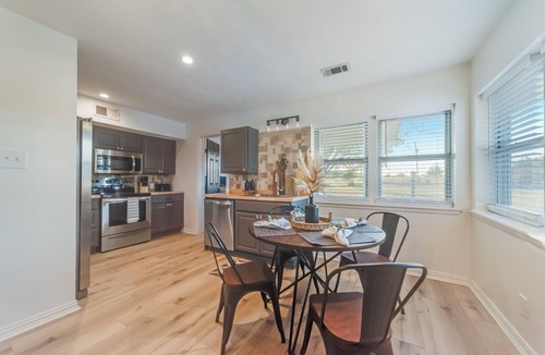 Westminster Cottage | Charming 3-bedroom cottage with picturesque sunsets