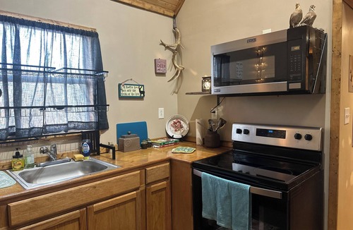 Powell House | Charming 3-bedroom cozy cabin in the woods