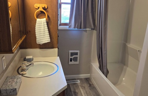 Bridgeport Other | Charming 3-bedroom farmhouse in marvelous Bridgeport with WiFi, AC.