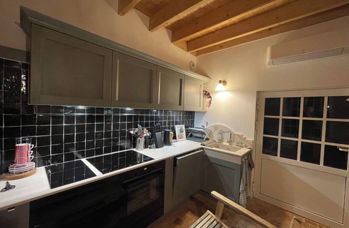 Allonnes House | Charming 3-bedroom Family Manor with AC and WiFi in Allonnes