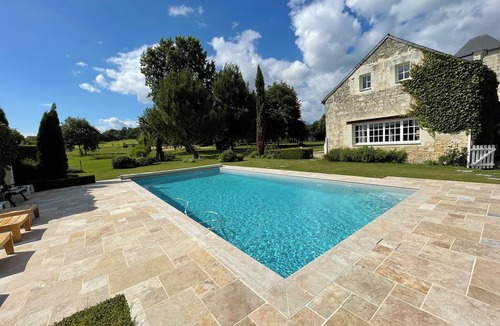 Allonnes House | Charming 3-bedroom Family Manor with AC and WiFi in Allonnes