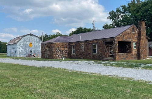 Dewey House | Charming 3-bedroom Family friendly house in pleasant Dewey, OK.