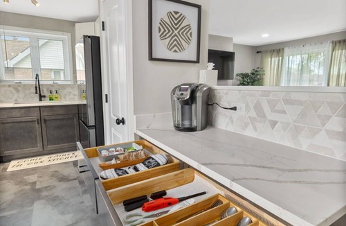 Bridgeview House | Charming 3-bedroom house with AC and WiFi in serene Bridgeview