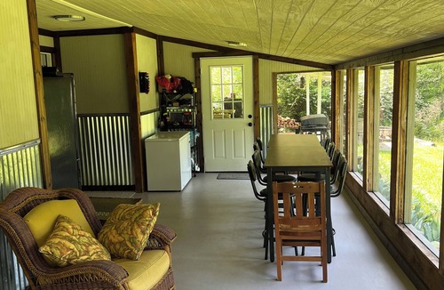Brookeland House | Charming 3-bedroom house with pond