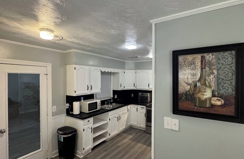 Hollandale House | Charming 3-bedroom house with WiFi and AC in Hollandale