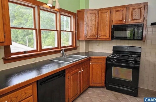 Nelson House | Charming 3-bedroom house with WiFi, AC in serene Lovingston
