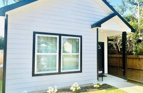 Montgomery House | Charming 3-bedroom Home Close to the Lake