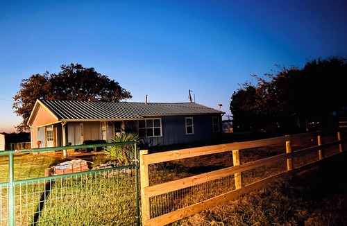 Gober House | Charming 3-bedroom house in delightful Wolfe City with AC, WiFi