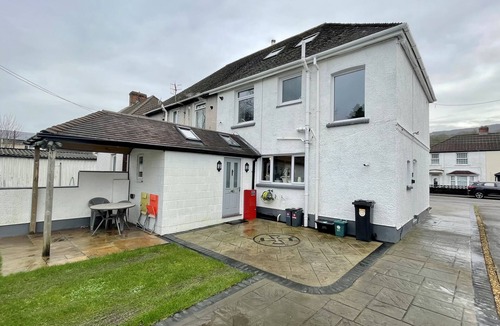 Glynneath House | Charming 3 bedroom house with a warmth character