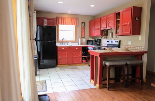 Baileyville House | Charming 3-bedroom house with AC, WiFi and complimentary Canoe