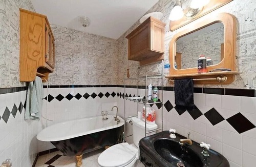 Henryetta House | Charming 3-bedroom house with WiFi, AC in lovely Henryetta
