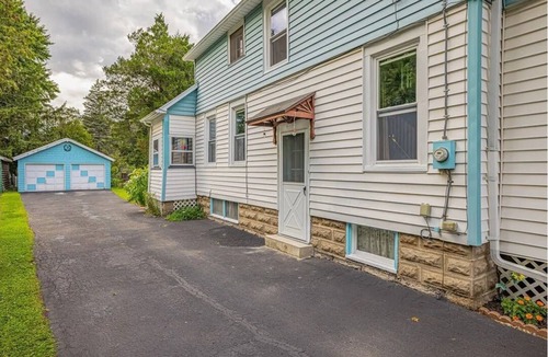 East Irondequoit House | Charming 3-bedroom house in Rochester 2 min form waterfront & other activities