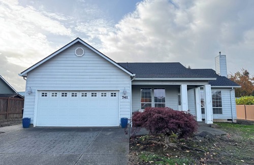 Canby House | Charming 3-bedroom Home in Canby